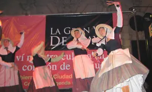 Otras dos imágenes de la actuación del grupo.