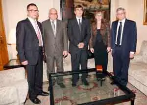 Antich -en el centro- recibió al embajador de Cuba en España.