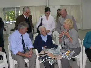 Martín March, abriendo los regalos.