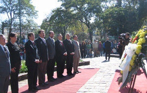 La comitiva del Gobierno balear participó en el acto de homenaje al general San Martín. 