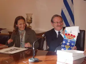 El intendente de Montevideo muestra una bandera con el escudo de Galicia que le regaló la conselleira.
