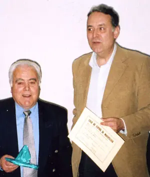 Jos&eacute; Mill&aacute;n le entrega el diploma a Josep Mar&iacute;a Bosch. 