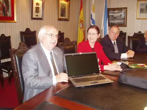 La secretaria xeral entrega el sistema informático en ‘Casa de Galicia’.