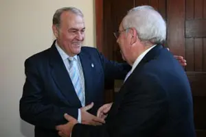 El presidente Vicente Álvarez Areces saluda a José Luis Casas.