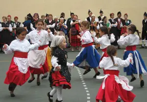 El cuerpo infantil de bailes interpreta danzas tradicionales en el patio de Vicente López, acompañado del conjunto de música del Centro.