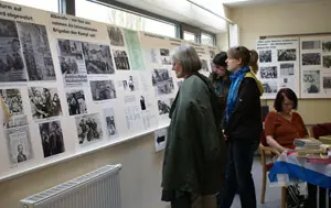  Unas personas observan la exposici&oacute;n en Hamburgo de documentos hist&oacute;ricos sobre los brigadistas