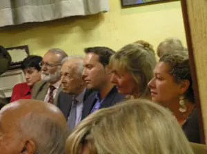 Los hijos y el viudo de la fallecida entre el público.
