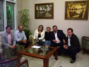 Josefa González, Teresa Cerdá y Pablo Barceló, junto a directivos y socios de la Casa Balear de Rosario.