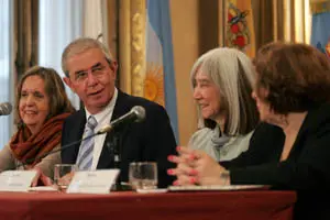 De izda a dcha, Elvira González, Emilio Pérez Touriño, María Kodama y Graciela Maturo.