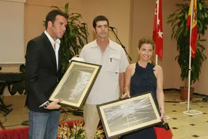 Victoria Cristóbal y Manuel Ortiz recibieron unos obsequios por parte de los madrileños de Cuba.