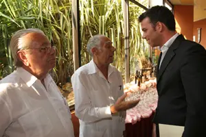 Manuel Ortiz conversa con Carmelo González y Sergio Rabanillo.
