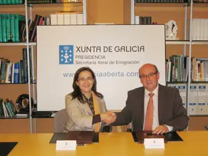María Dolores Rodríguez y Manuel Luis Rodríguez, tras la firma.
