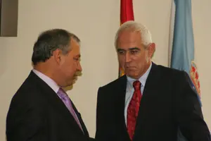  El ex conselleiro a su llegada a la Comisión.