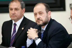 Varela junto al presidente de la comisión.