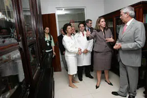 El presidente Touriño y Andrea Canella conversan tras la inauguración de la biblioteca.