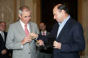 El presidente recibe la llave de la ciudad.