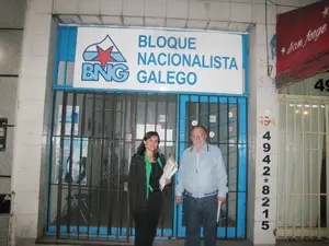 Ana Miranda, junto a Francisco Lores, en la puerta de la sede porteña del BNG.