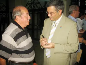 Manuel Pérez Suárez, organizador del aniversario, conversa con Valentín Ruíz.