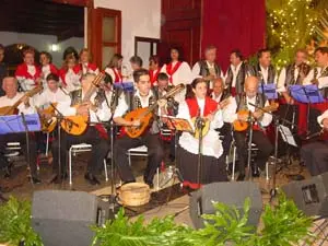 Actuación de la Rondalla Típica del Hogar Canario Venezolano.