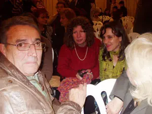 Miranda charla con varios miembros de la colectividad.