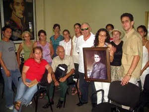Jaime López entrega una foto de Fontenla Leal a la lectora de gallego Arantxa Fernández.