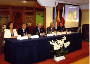 Directivos de la entidad y el conferenciante, Armando Vázquez.