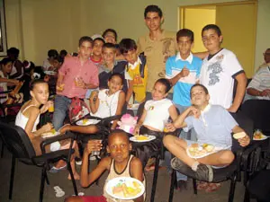 Hisochy Delgado, junto a los niños intérpretes de la obra.
