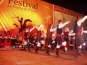  Los grupos de baile y m&uacute;sica de los centros tuvieron una destacada participaci&oacute;n.