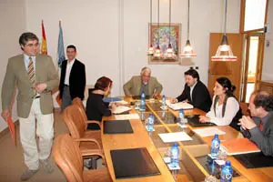 Representantes de los tres partidos políticos durante la reunión de la ponencia parlamentaria.