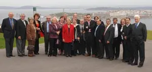 Fernández Moreda posa con los miembros de la delegación argentina con A Coruña al fondo.