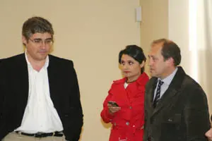 Carlos Aymerich, junto a Laura Seara y Leiceaga, en la comisión.