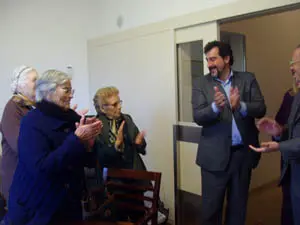 Pérez Santiago es aplaudido por los gallegos que acuden al Centro de Día del Hogar Español.