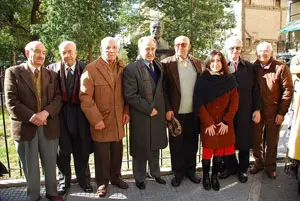 Directivos del Centro Asturiano de Buenos Aires posan frente al busto de Severo Ochoa tras la inauguración.