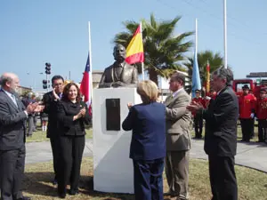 La delegación asturiana, con las autoridades de Iquique, durante la inaguración del busto a Eduardo Llanos.