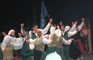 Las bailarinas astures se ganaron los aplausos del público en el Festival cubano.