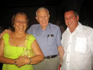 José Ramón Fernández –en el centro–, con Adela Sierra y Enrique Vigistaín.