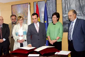Toma de posesión de Alberto García, en presencia de Dolores Gorostiaga.