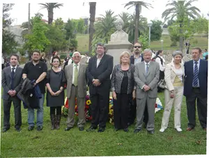 Representantes de diversas entidades de Cataluña ofrecen un ramo de flores á estatua de Rosalía de Castro.