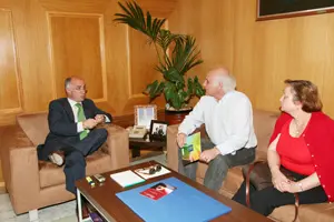 José Juan Durán –a la izda.–, con los representantes del Centro de Lisboa.