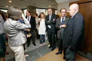  Los promotores del II Encontro Galicia-Brasil charlan la inauguración.