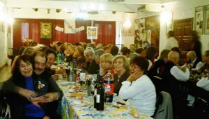 Socios y amigos de la entidad comparten el banquete.