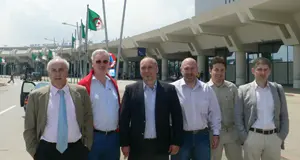 Los empresarios, en el aeropuerto de Argel.