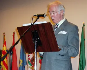 Víctor García Caso, presidente del Centro ‘Covadonga’, y responsable de la Federación de Centros Regionales de Álava, en la apertura del festival.