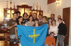 El Grupo Nuberu, con la bandera asturiana, el día de la fundación oficial de la asociación.