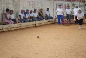 Parte de la final en bolas criollas, dipsutado por el CCEC y el equipo de Jubilados de PDVSA.