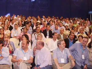 Núñez Feijóo –en el centro–, junto a los compromisarios de Galicia en el Congreso del PP en Valencia.