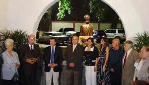 El profesor Francisco González, durante la Ofrenda Floral a Teobaldo Power, en presencia de Ignacio González, y la Junta Directiva del HCV, encabezada ese día por el vicepresidente Marín.