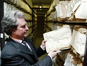 El ministro de Cultura, César Antonio Molina, observa unos legajos.