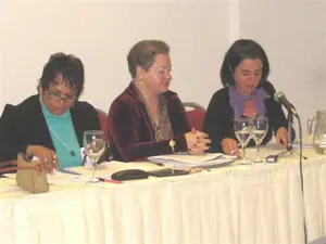 Fernández Campomanes –a la dcha.–, durante su ponencia en Montevideo.