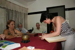 Álvarez firma en el Libro de Honor de la Federación de Asociaciones Asturianas en La Habana.